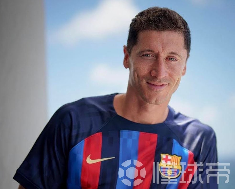 巴萨官方宣布，莱万获得医疗团队许可，将随队出征米兰，为关键之战蓄力