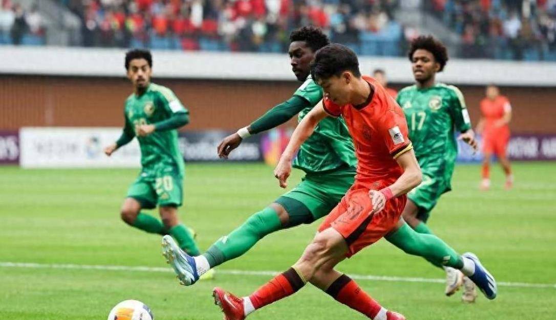 沙特1-0中国，刘诚宇失点，沙特绝杀中国队，遗憾失利成为赛场记忆